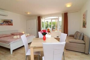 Dining - Apartments Seafront Silence - Studio Apartment with Terrace and Sea View (Trstenik)