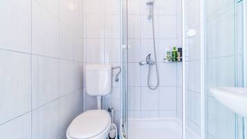 Een haardroger, handdoeken