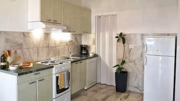 Fridge, oven, stovetop, coffee/tea maker