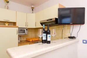 Frigorifero, microonde, forno, piano cottura