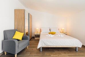 1 chambre, fer et planche à repasser, Wi-Fi, literie fournie