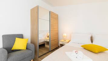 1 dormitori, planxa i posts de planxar, wifi i roba de llit