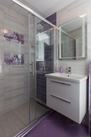 Badewanne, Haartrockner, Handtücher, Toilettenpapier