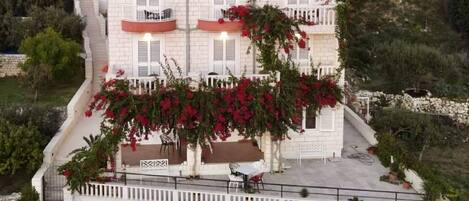 المنشأة من الخارج