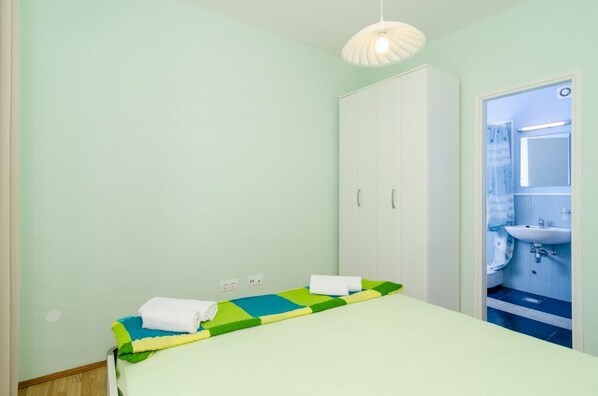 1 bedroom, iron/ironing board, internet, bed sheets