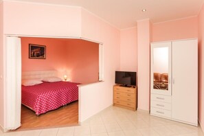 Tabla de planchar con plancha, wifi y ropa de cama 