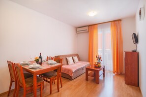 Dining - Apartments Island Beat - One Bedroom Apartment with Balcony and Sea View (A1) (ST) (Supetar)