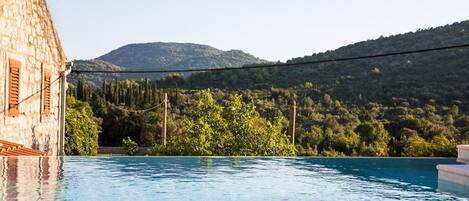 Een buitenzwembad en ligstoelen