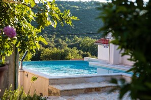 Piscine extérieure, chaises longues