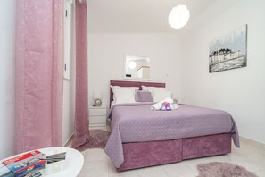 1 habitación, tabla de planchar con plancha, internet y ropa de cama 