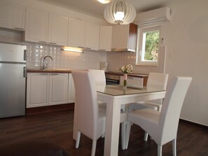 ثلاجة، ميكروويف، فرن، موقد طهي مسطح