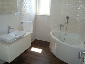 أحواض استحمام، مجففات شعر، مناشف