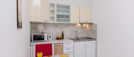 Geladeira, micro-ondas, cooktop, torradeira