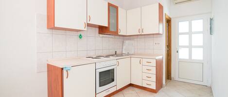 Fridge, oven, stovetop, coffee/tea maker