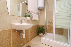 Shower, towels