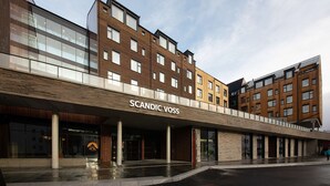 A modern building with a sign reading "SCANDIC VOSS". - Scandic Voss (Voss)