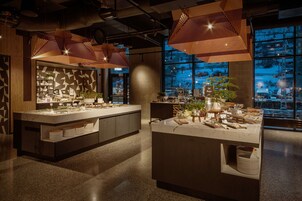 每日供应自助式早餐（每人 NOK 200  ）