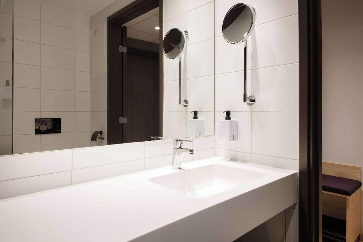 1 bedroom, pillowtop beds, minibar, free cribs/infant beds