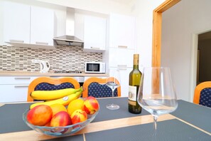 Dining - Apartments Radojković Lumbarda - Comfort Two Bedroom Apartment with Terrace and Sea View (A2) (Lumbarda)