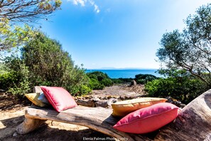 Plage, chaises longues, serviettes de plage