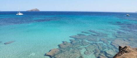 Sulla spiaggia, lettini da mare, teli da spiaggia