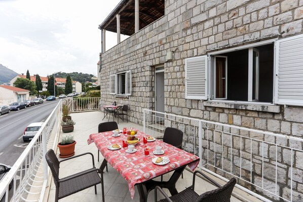 Outdoor dining - Apartments Sisic - One Bedroom Apartment with Terrace (Dubrovnik)
