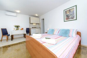 Iron/ironing board, WiFi, bed sheets
