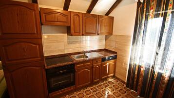 Fridge, cookware/dishes/utensils