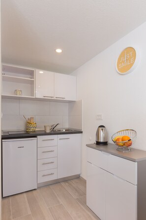 Kylskåp, spishäll, kaffe- och tebryggare och brödrost