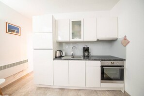 Een koelkast, een oven, een kookplaat, een broodrooster