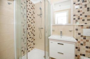 Sèche-cheveux, serviettes fournies