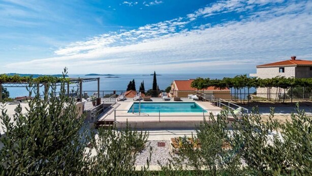 A rooftop pool with a view of the sea and distant islands. - Apartments Klis -Two-Bedroom Apartment with Terrace (Soline)