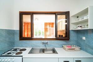 Kjøleskap, ovn, kokeplater og oppvaskmaskin