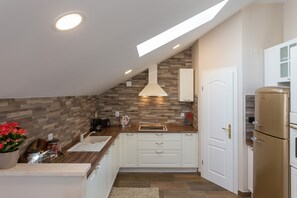 Fridge, microwave, stovetop, dishwasher