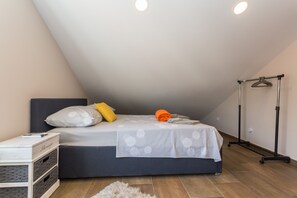 3 bedrooms, iron/ironing board, WiFi, bed sheets