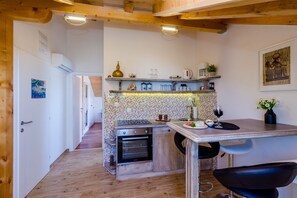 Kühlschrank, Mikrowelle, Herdplatte, Toaster