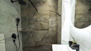 A modern bathroom with a shower, a sink, and a mirror. - Villa Katarina - Comfort Double Room with Terrace (Ground Floor) (Dubrovnik)
