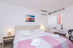1 Schlafzimmer, Schreibtisch, WLAN, Bettwäsche