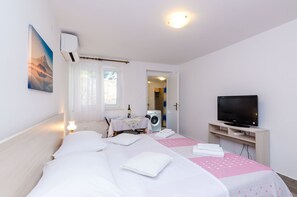 1 Schlafzimmer, Schreibtisch, WLAN, Bettwäsche