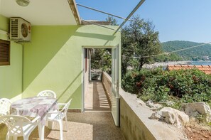 Outdoor dining - Seafront Apartments Olivera-Two Bedroom Apartment with Patio ( Tonči ) (Vela Luka)