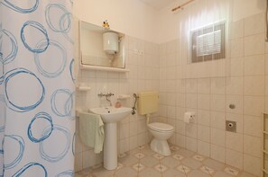 Shower, free toiletries, towels - Seafront Apartments Olivera-Two Bedroom Apartment with Patio ( Tonči ) (Vela Luka)