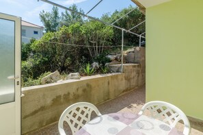 Outdoor dining - Seafront Apartments Olivera-Two Bedroom Apartment with Patio ( Tonči ) (Vela Luka)