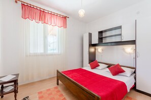 3 chambres, fer et planche à repasser, literie fournie