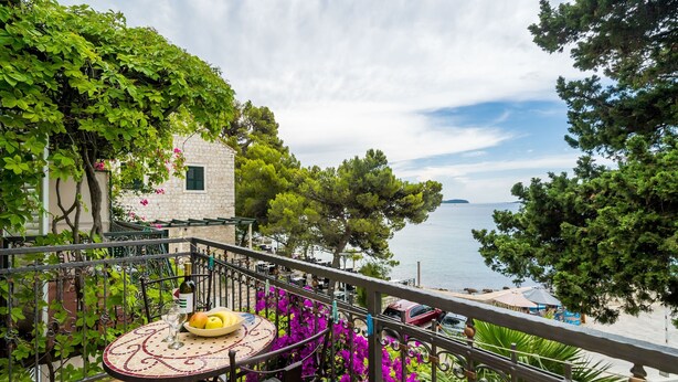 A balcony with a table, chairs, and a view of the sea. - Apartment Villa Palma- Studio Apartment with Balcony and Sea View (Mlini)