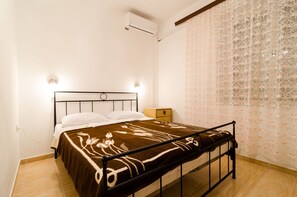 1 bedroom, free WiFi, bed sheets - Guest House Kiko - Budget Double Room - No.2 (Pomena)