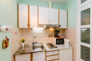 Geladeira, micro-ondas, cooktop, talheres/pratos/utensílios de cozinha