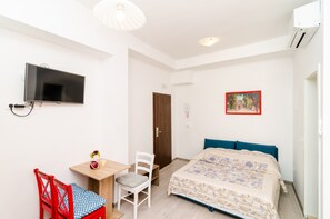 1 bedroom, WiFi, bed sheets - Rooms Tezoro- Comfort Triple Room with City View - C7 (Dubrovnik)