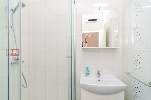 SĂšche-cheveux, serviettes fournies, savon, papier toilette