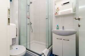 Secadora de cabello, toallas, jabón, papel de baño 