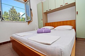 2 bedrooms, iron/ironing board, internet, bed sheets